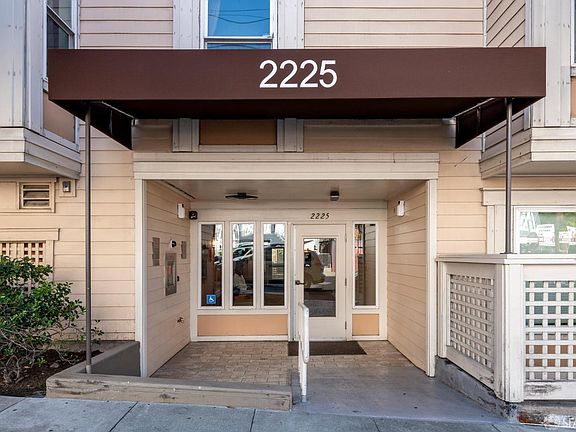 3rd image of 2225 23rd St Unit 309