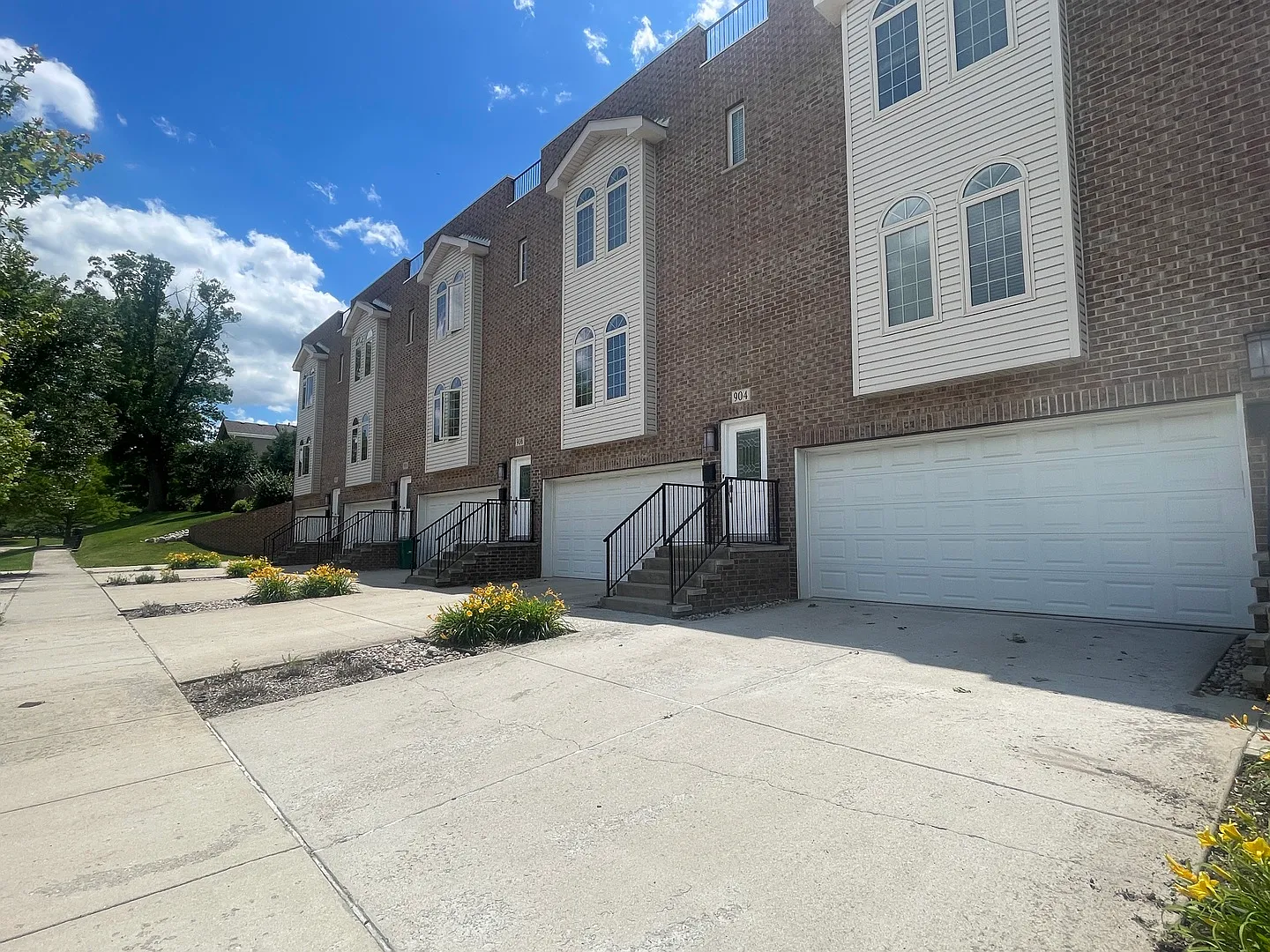 3 bed, 2.5 bath, 2400 sqft, $3,300 — Photo 3