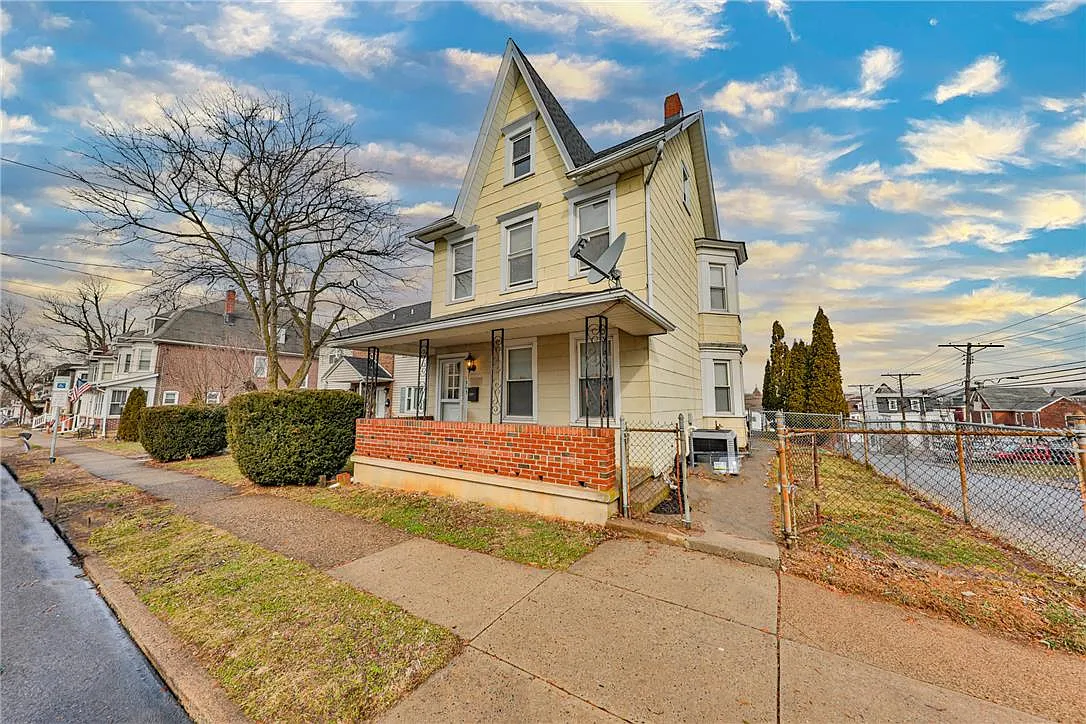 3 bed, 1.0 bath, 1796 sqft, $2,300 — Photo 1