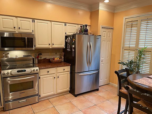 Kitchen w/granite countertop