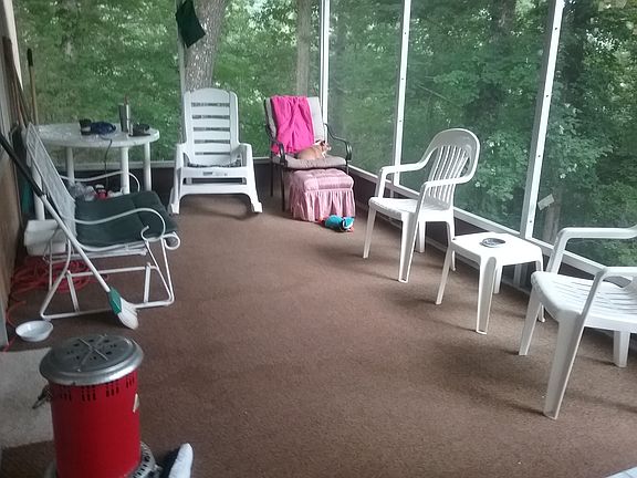 SCREEN ROOM FACING MOUNTAINS