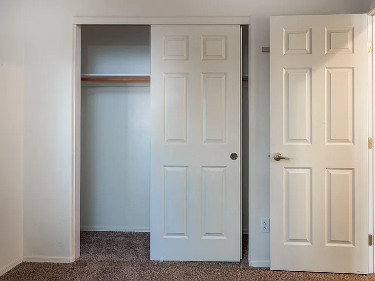 closet / wardrobe in kids bedroom