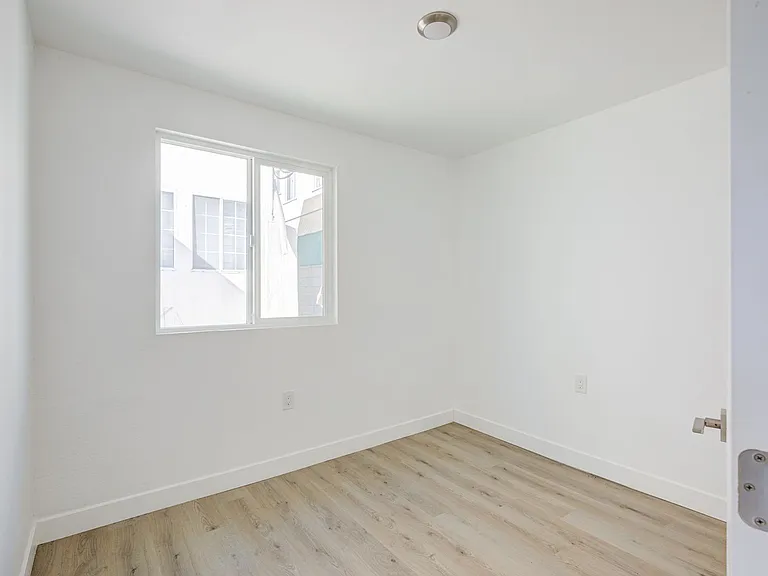 Berendo Street Apartments — Photo 21
