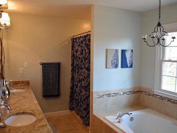Master Bath w/ jacuzzi and river rock shower