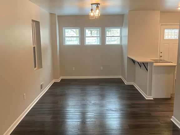 Dining room w breakfast bar