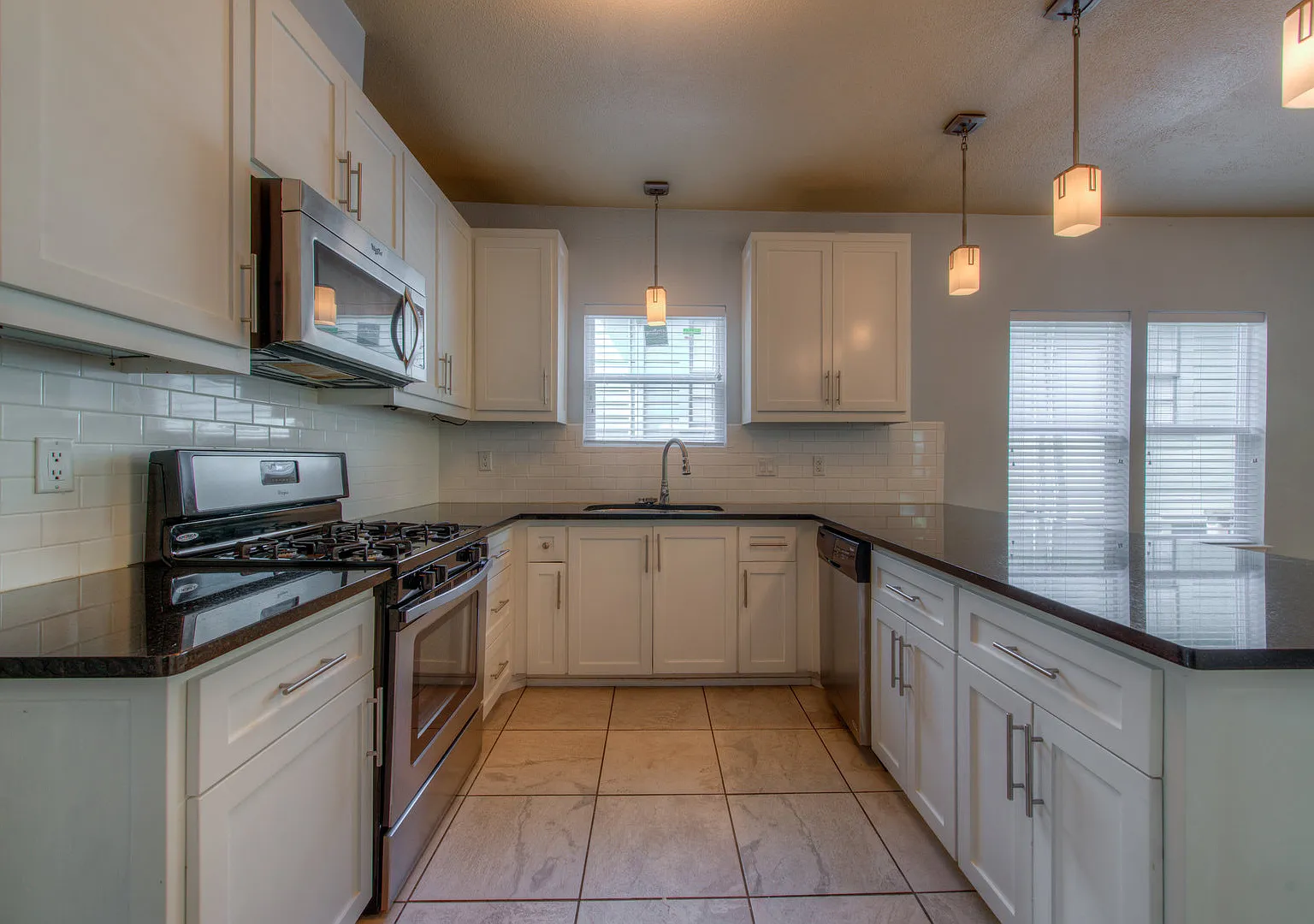 August Ut Pre-Lease: West Campus 5 Bed / 3 Bath Home, Private Backyard, Spacious Living Room — Photo 2