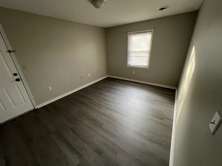 107 Molloy Ct — Photo 1