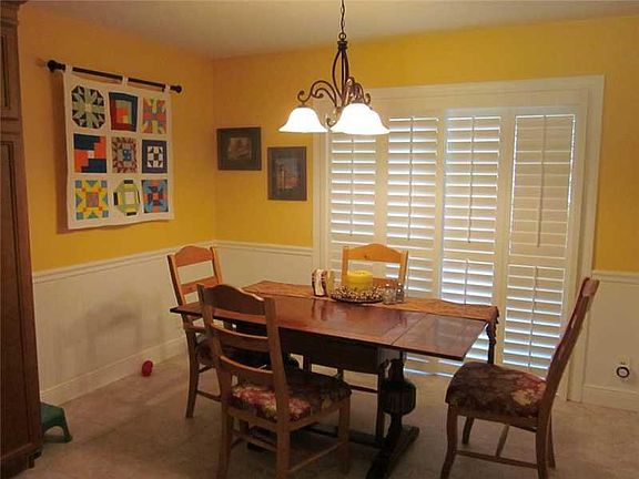4th image of 560 E Wildwood Lane #560