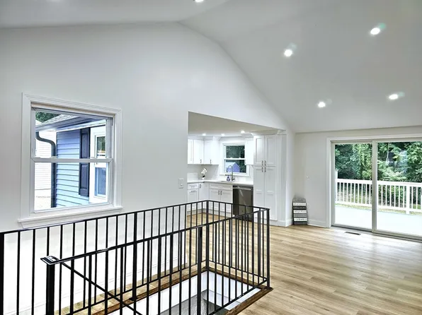 3 Commonwealth Ave, Lowell, MA 01852