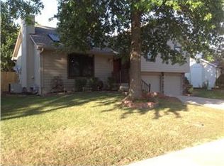 2016 NE Peters Dr, Lees Summit, MO 64086