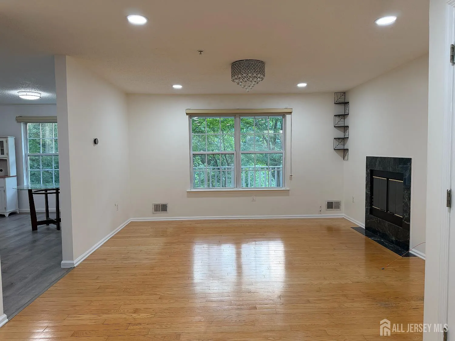 3 bed, 2.5 bath, 1587 sqft, $3,100 — Photo 2