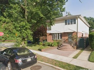 22662 77th Ave, Oakland Gardens, NY 11364