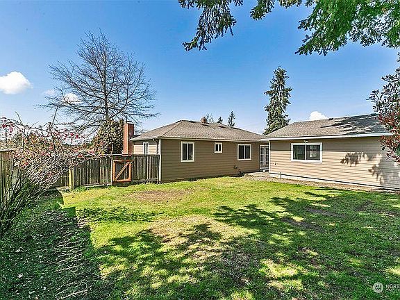 4th image of 2715 Sylvan Dr W