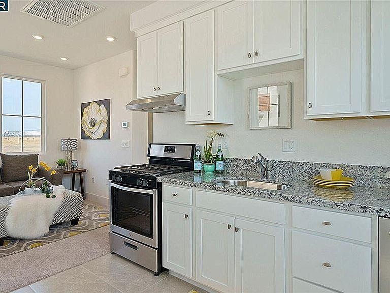 1st image of 253 E Wrigleys Ave