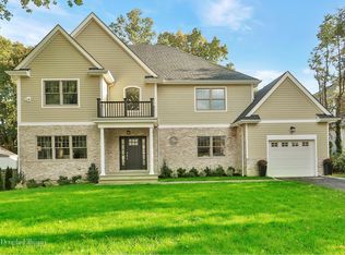 150 Puritan Dr, Scarsdale, NY 10583