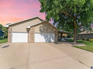 6624 W Thatcher Dr, Sioux Falls, SD 57106