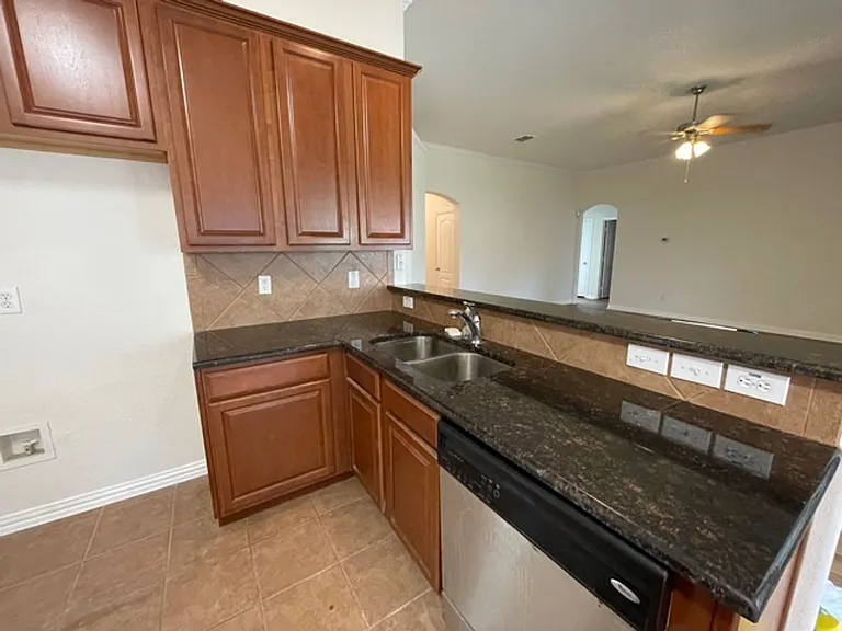 1601 White Willow Ln — Photo 10