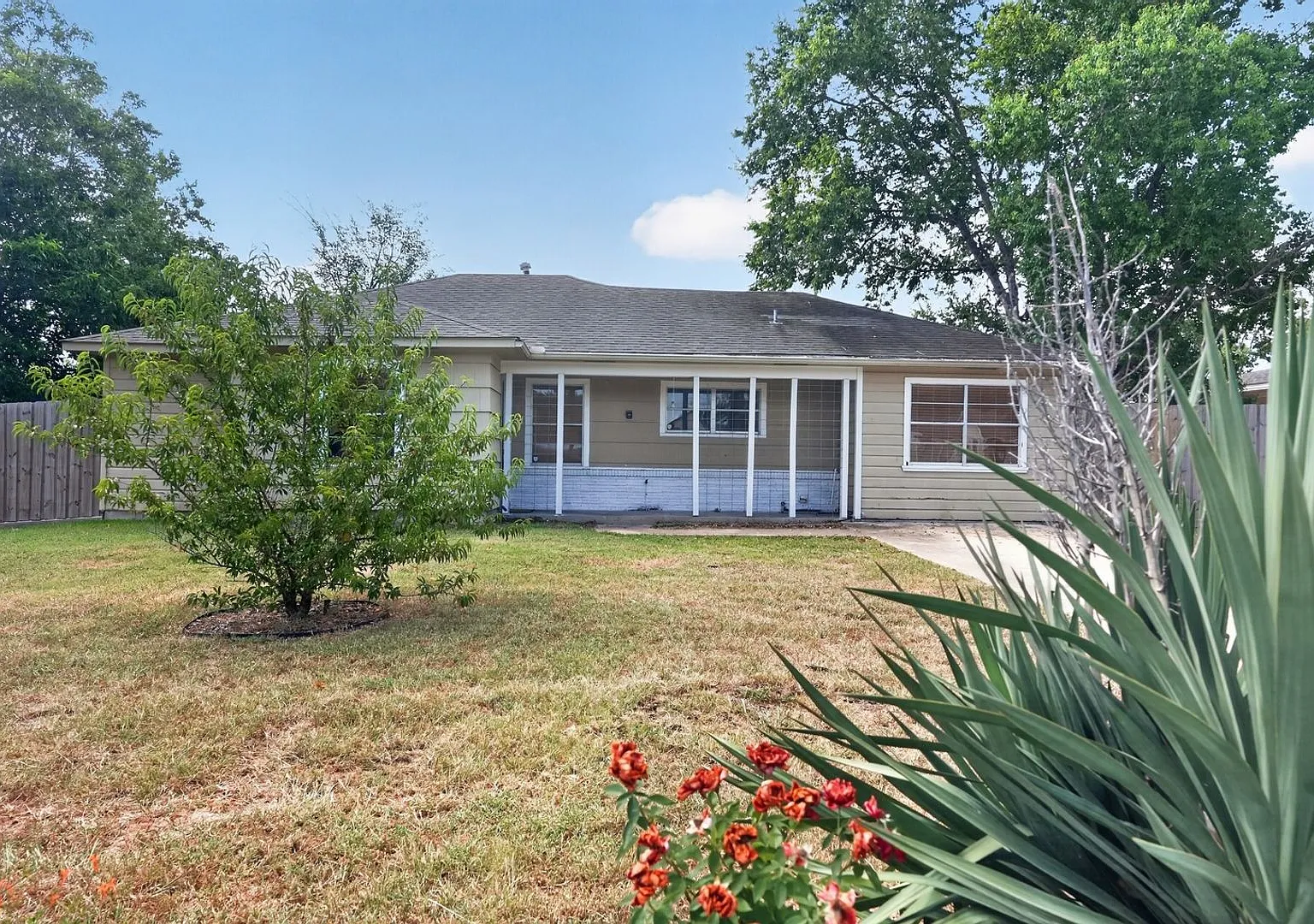 3BR/2BA Home + Large Bonus Room | Fenced Yard | Pet Friendly — Photo 2