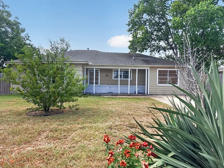 725 Mary Lake Dr — Photo 1