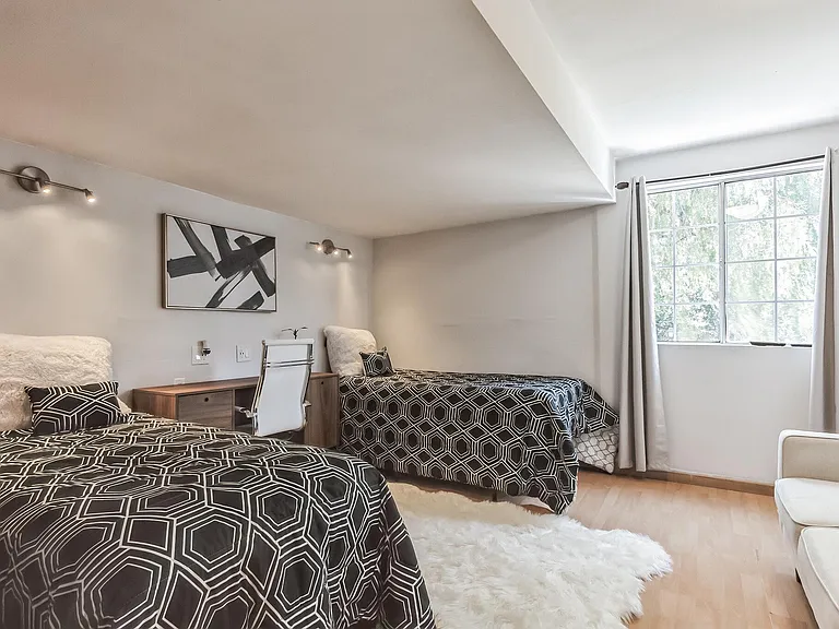 10304 Marcus Ave — Photo 15