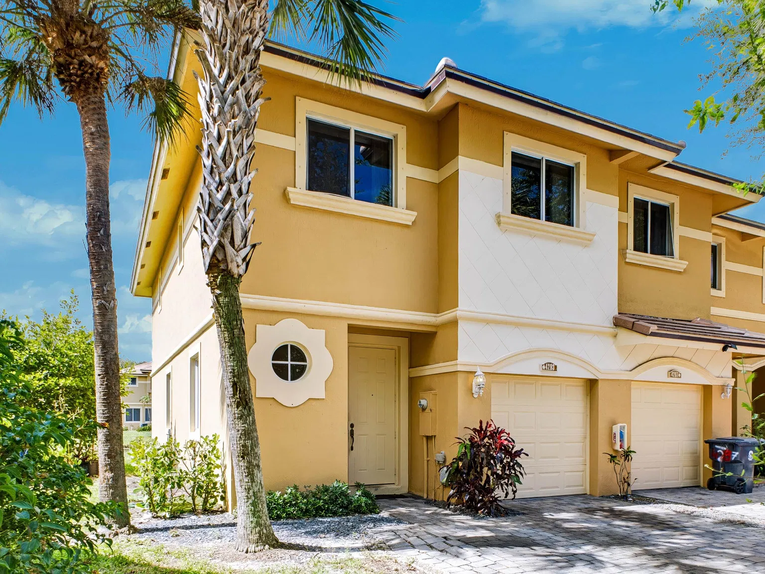 3 bed, 2.5 bath, 1881 sqft, $2,400 — Photo 3