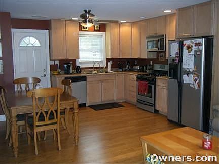 Custom, eat-in Kitchen