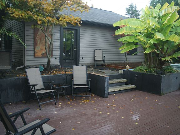 Deck between house & garage