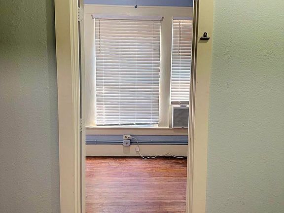 5th image of 407 W Adams St #5