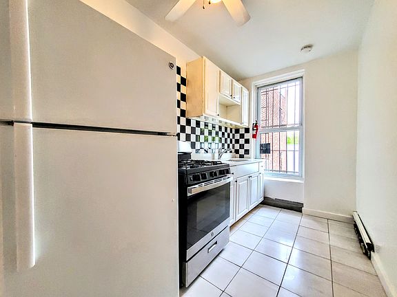3rd image of 253 Vernon Ave #5