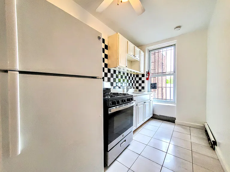 253 Vernon Ave #5 — Photo 3