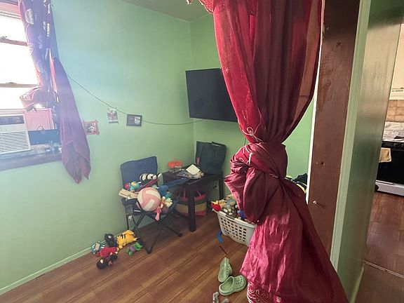 4th image of 306 43rd St