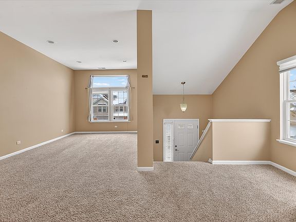 4th image of 1161 Hawthorne Ln