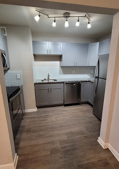 1st image of 3710 Wyandotte St APT 3