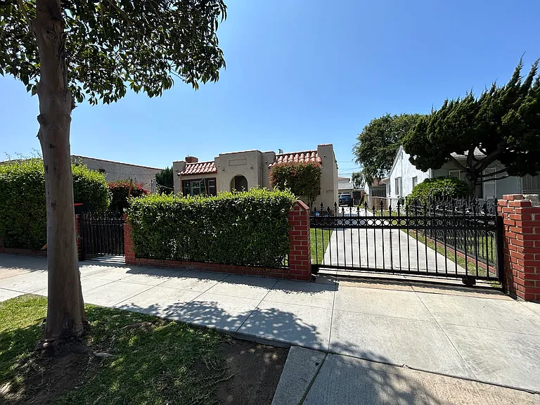 2335 Linden Ave — Photo 1