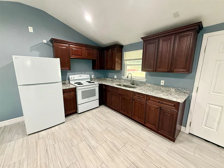 9013 Puritan Way — Photo 6