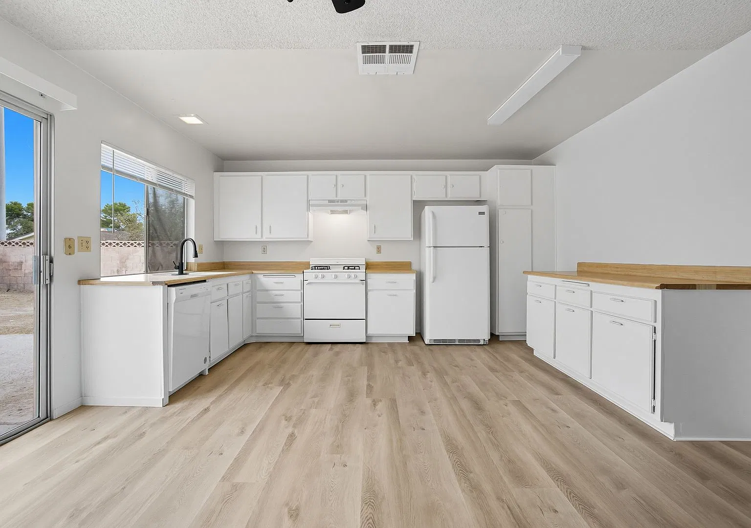 4BR Home with Large Backyard — Photo 2