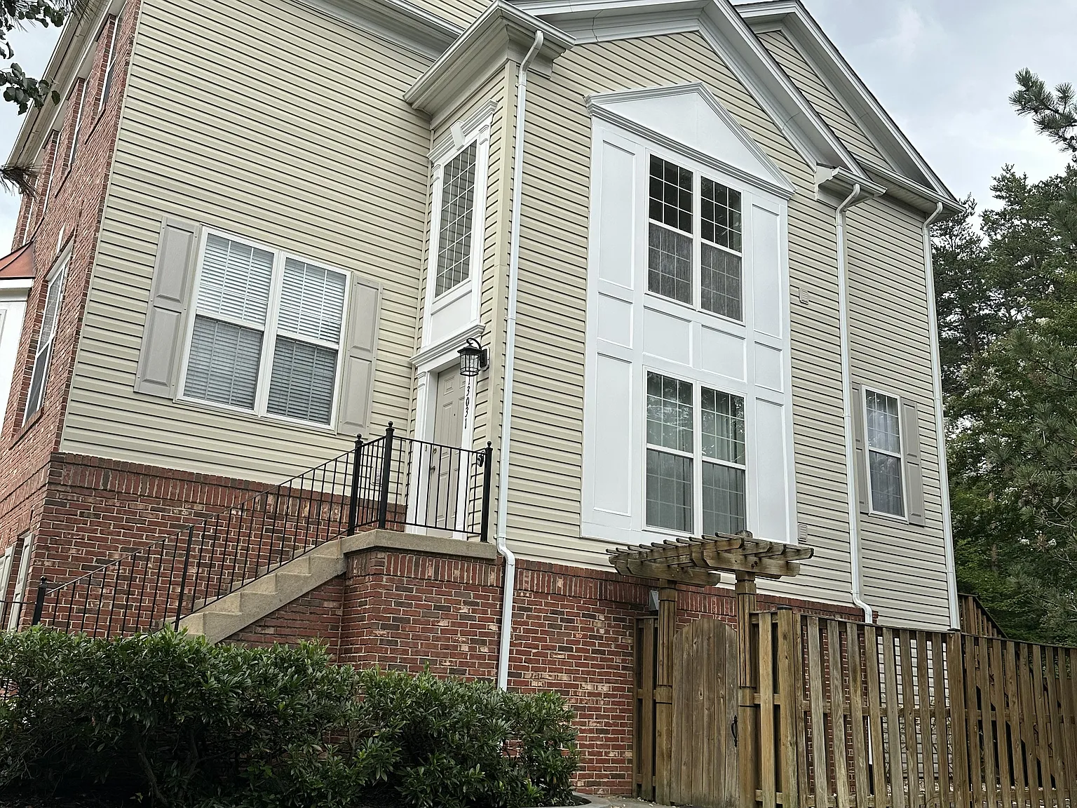 4 bed, 3.5 bath, 3336 sqft, $3,995 — Photo 2