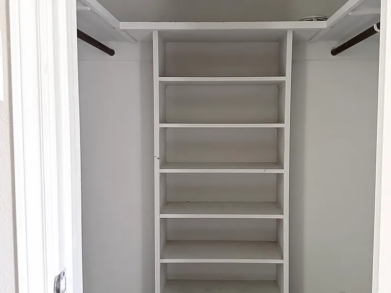 401 Lake Louise Ct — Photo 32