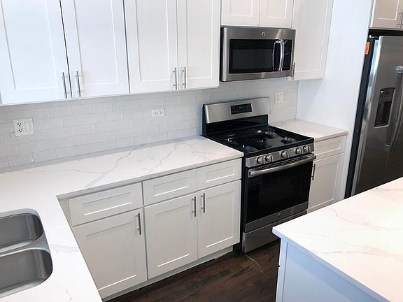 3rd image of 1941 N Wolcott Ave #1E