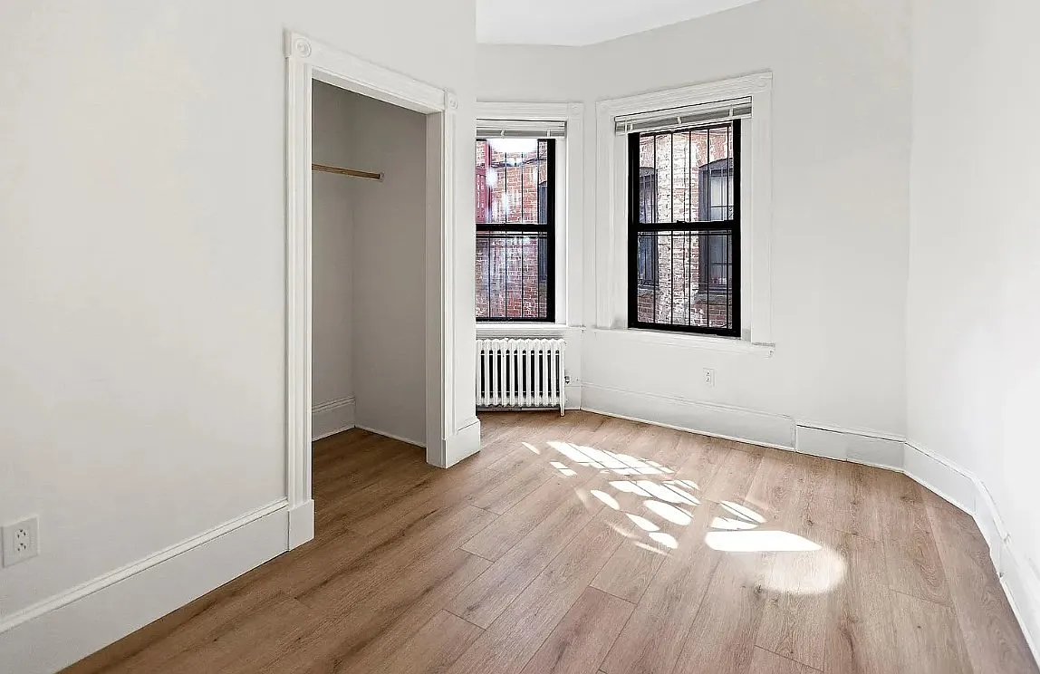 4 bed, 9999 sqft, $5,000 — Photo 1