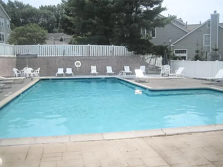 132 Morningside Ct — Photo 2