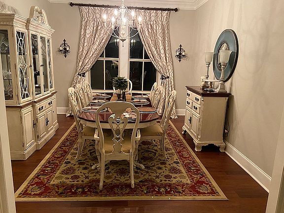 Beautiful dining area 