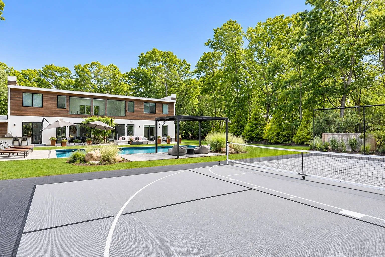 Private Hamptons Oasis | Beach Access, Pool & Pickleball Court — Photo 4