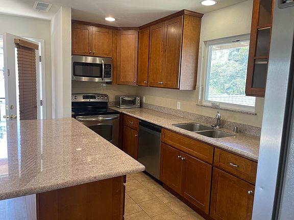 3rd image of 418 Clinton St