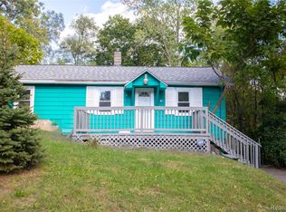 34 Crescent Dr, Pontiac, MI 48342
