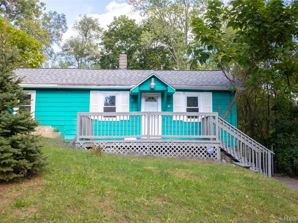 34 Crescent Dr, Pontiac, MI 48342