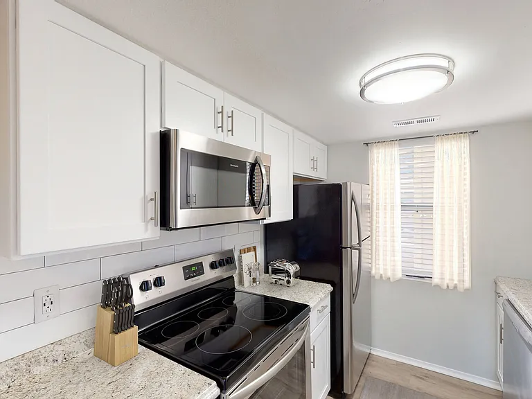 Lago Vista Apartments — Photo 53