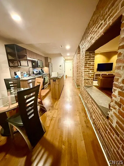 2 bed, 1.0 bath, 24000 sqft, $2,000 — Photo 2