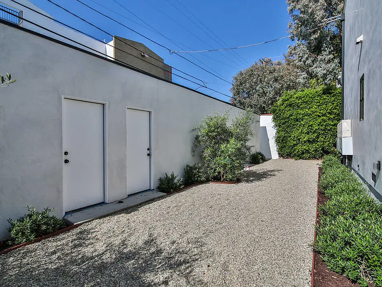 845 1/2 N Alfred St — Photo 11