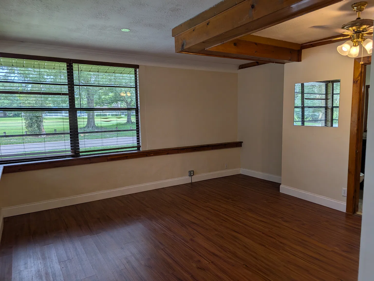 Charming 3 bed 2 bath Forest Hills Home — Photo 3